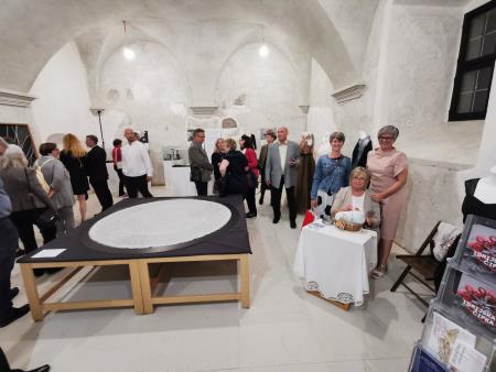 Delegacija iz Idrije na delu razstave, posvečene tudi idrijski čipki